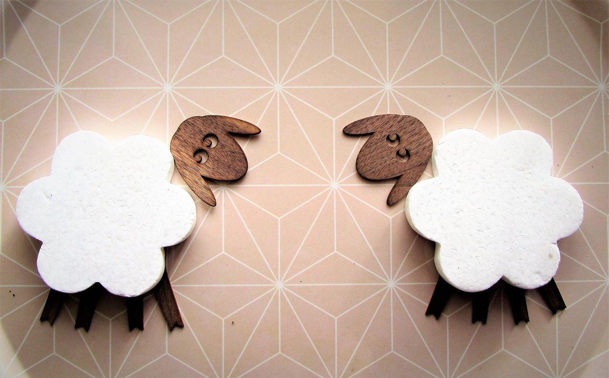 Funny Wall Decal lamb - Holder for photos or pictures - GLEZANT designer goods store.