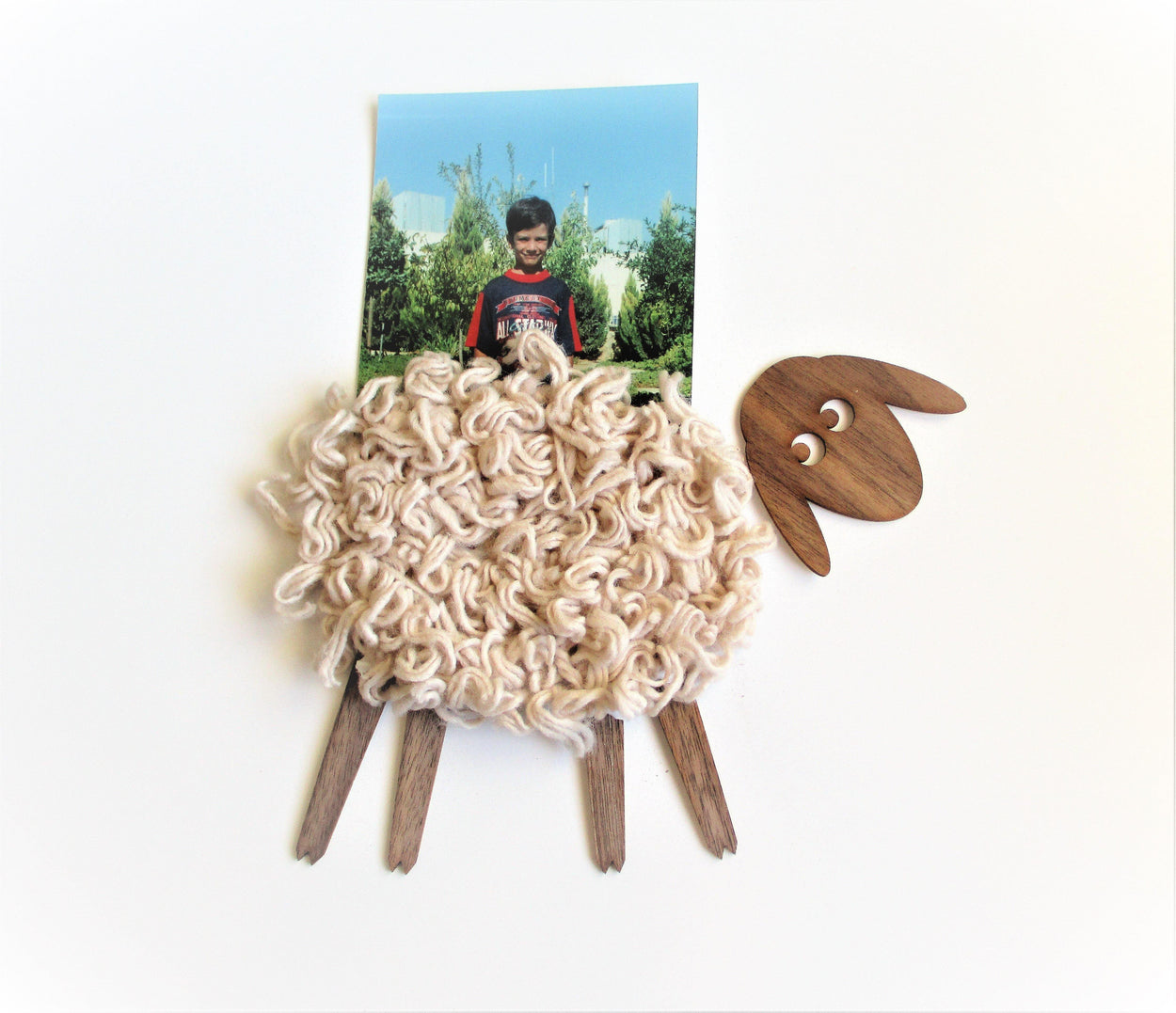 Funny Wall Decal Lamb - Holder for photos and notes - GLEZANT designer goods store.