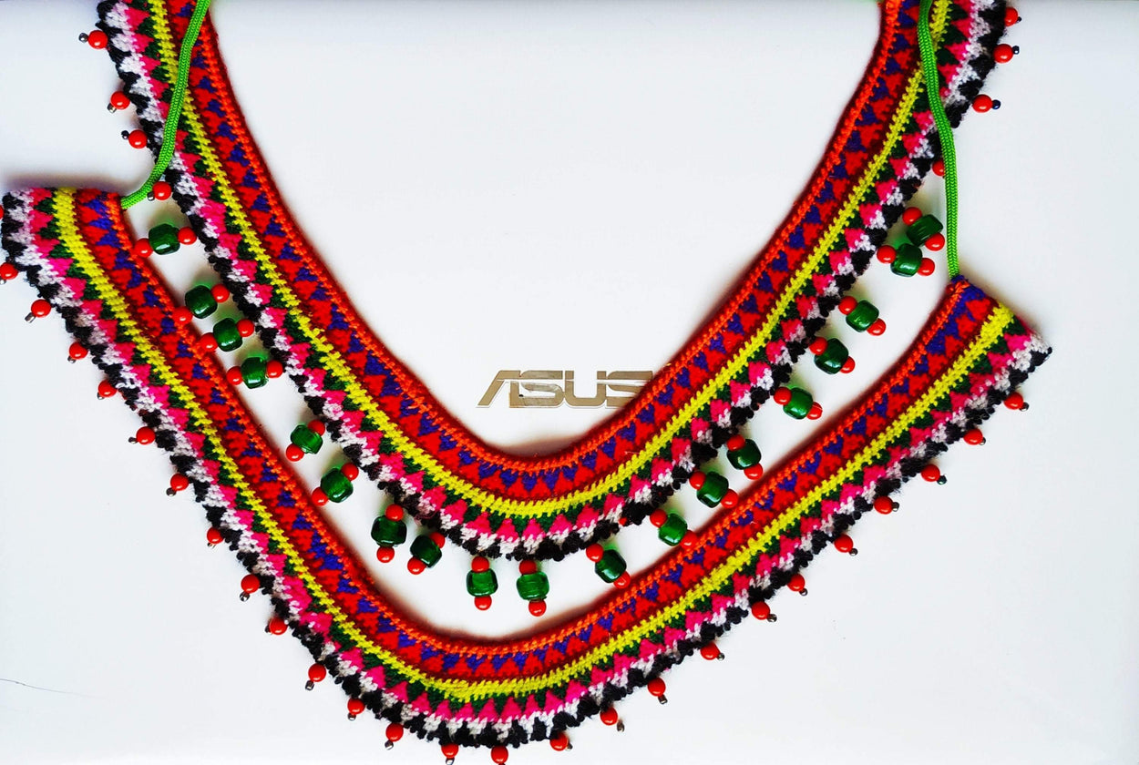 Folk necklaces / necklaces in Boho style with green and red beads. Colorful necklaces with an adjustable length - GLEZANT designer goods store.
