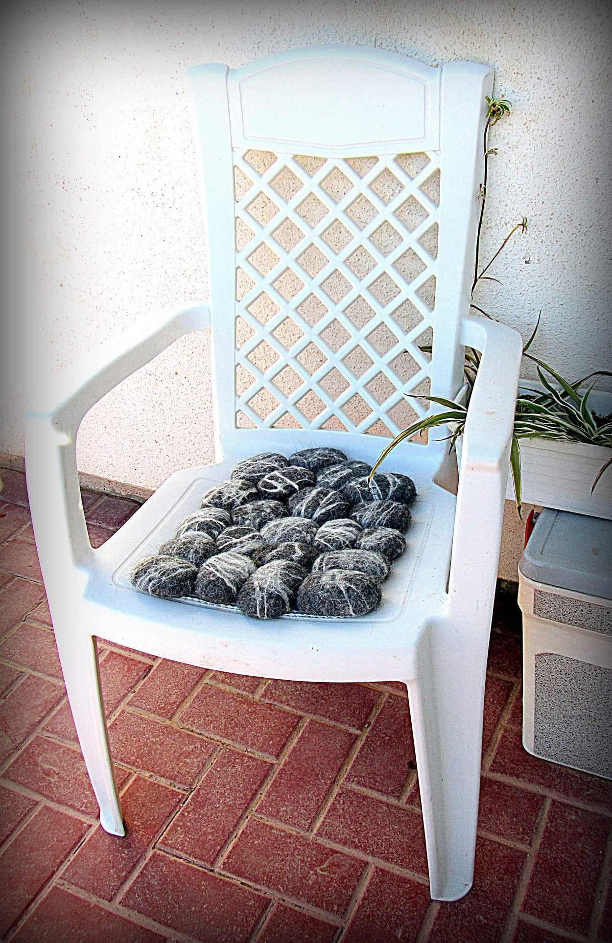 Spectacular alpaca felt rug handmade in the form of pebbles - GLEZANT designer goods store.