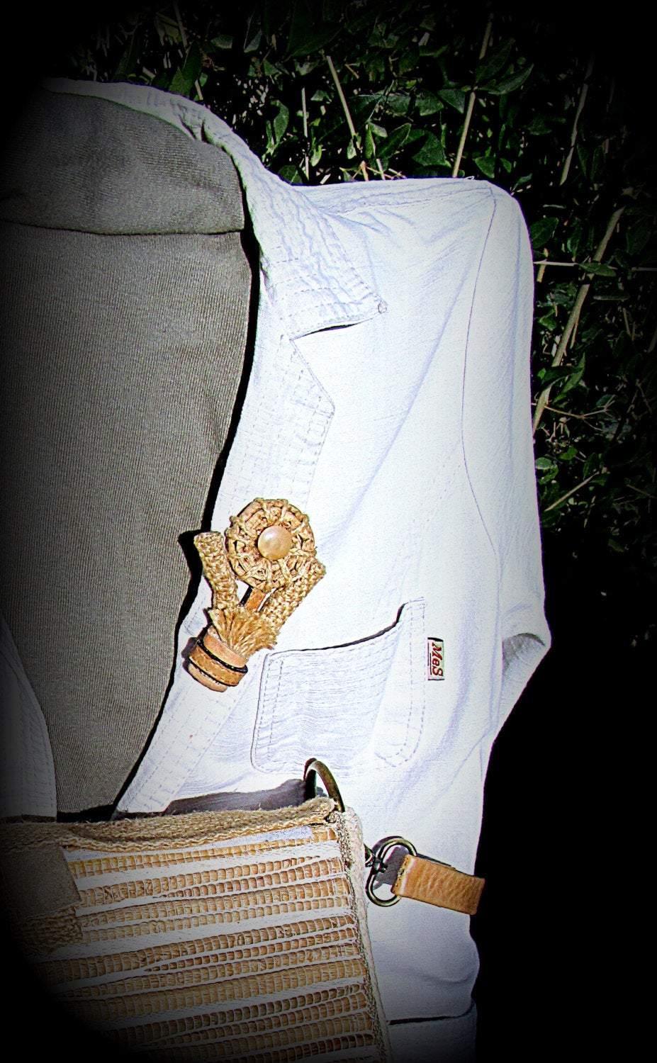 Brooch in eco-style made out of natural materials - GLEZANT designer goods store.