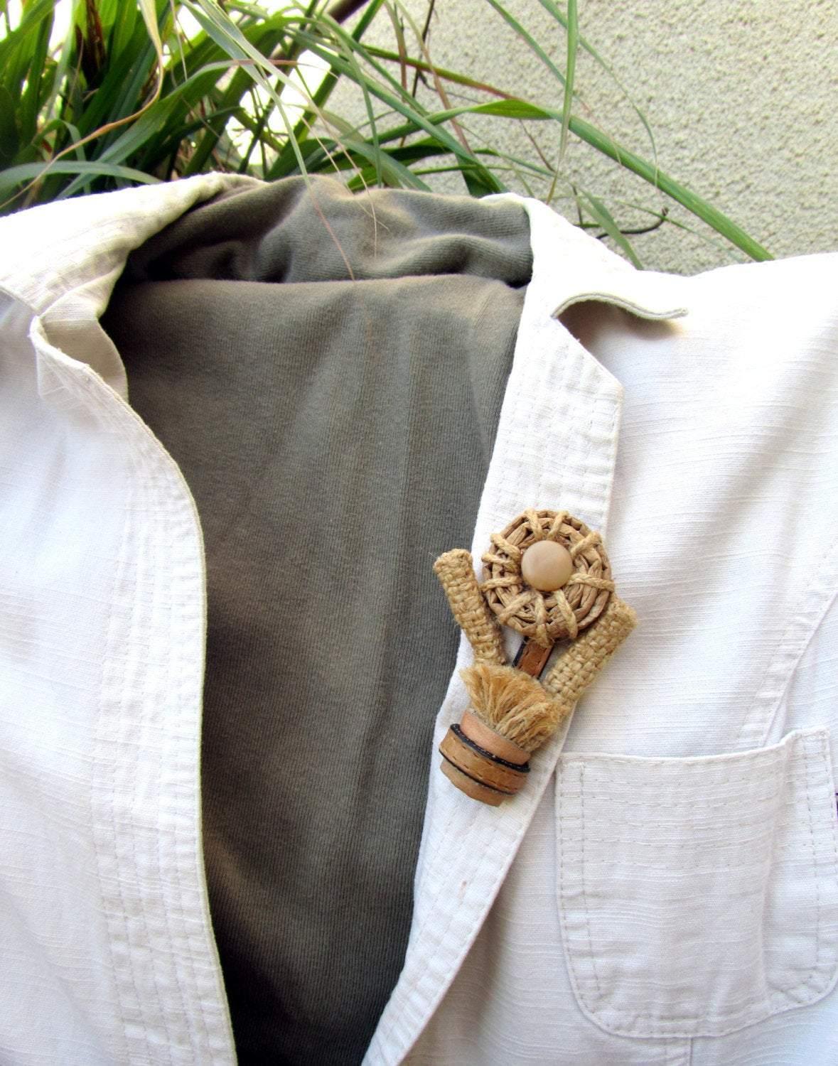 Brooch in eco-style made out of natural materials - GLEZANT designer goods store.