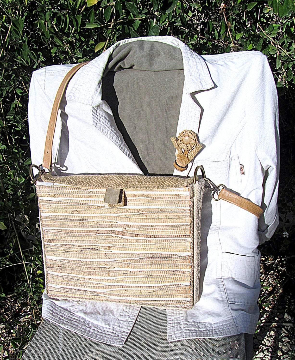 Brooch in eco-style made out of natural materials - GLEZANT designer goods store.